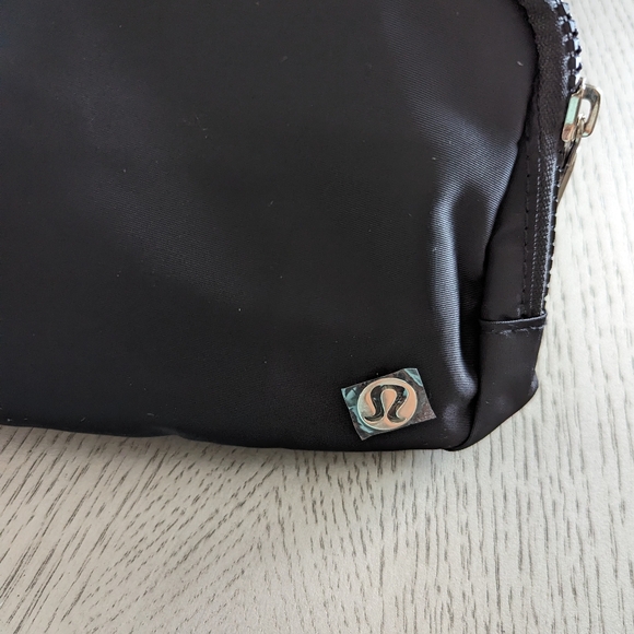New With Tags Lululemon Everywhere Belt Bag Black - Picture 7 of 8
